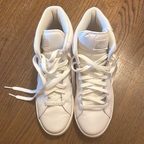 Nike shoes - Picture 2 of 4